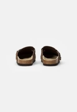 Pier One LEATHER UNISEX - Clogs - Brown -Pier One Verkaufsgeschäft 18a09b6c3e71439784e427988b058842