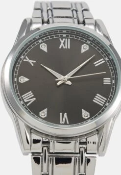 Pier One Uhr - Silver-coloured 11 Pier One Uhr - Silver-coloured -Pier One Verkaufsgeschäft 1a135a3d600e4818a948a57621d2eb8b