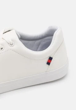 Pier One UNISEX - Sneaker Low - White -Pier One Verkaufsgeschäft 1e08045fec014ab382da64da74b462a7