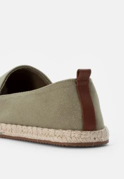 Pier One RENA ESPADRILLE UNISEX - Espadrille - Olive -Pier One Verkaufsgeschäft 8b1ef3dce9d344a08d816af96a53324d