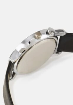 Pier One SET - Uhr - Black 10 Pier One SET - Uhr - Black -Pier One Verkaufsgeschäft 8b85f94e4c5a43a89680fa66df3bc7c7