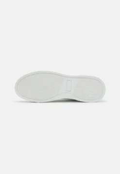 Pier One UNISEX - Sneaker Low - White -Pier One Verkaufsgeschäft a44841b7759c4f79b83cd5c4d2028754