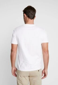 Pier One 3 PACK - T-Shirt Basic - White 10 Pier One 3 PACK - T-Shirt Basic - White -Pier One Verkaufsgeschäft dd9b35a7ff65475f8768ff00fea41e9f