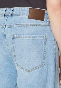 Pier One DISTRESS ON KNEES - Jeans Relaxed Fit - Light Blue Denim -Pier One Verkaufsgeschäft ef0878bf5af4400aa54a42825fa794da