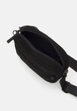 Pier One UNISEX - Umhängetasche - Black 10 Pier One UNISEX - Umhängetasche - Black -Pier One Verkaufsgeschäft f6e97ec080334bee84e0beb3736ab78d